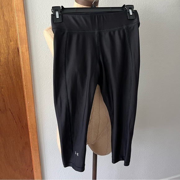 UNDER ARMOUR sz S Capri Leggings Black Crop HeatGear No Slip Waistband - Picture 1 of 5
